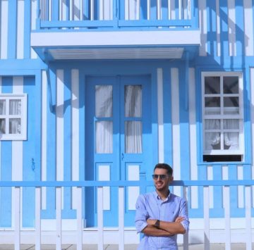 Petros posing with a traditional Aveiro house on the back